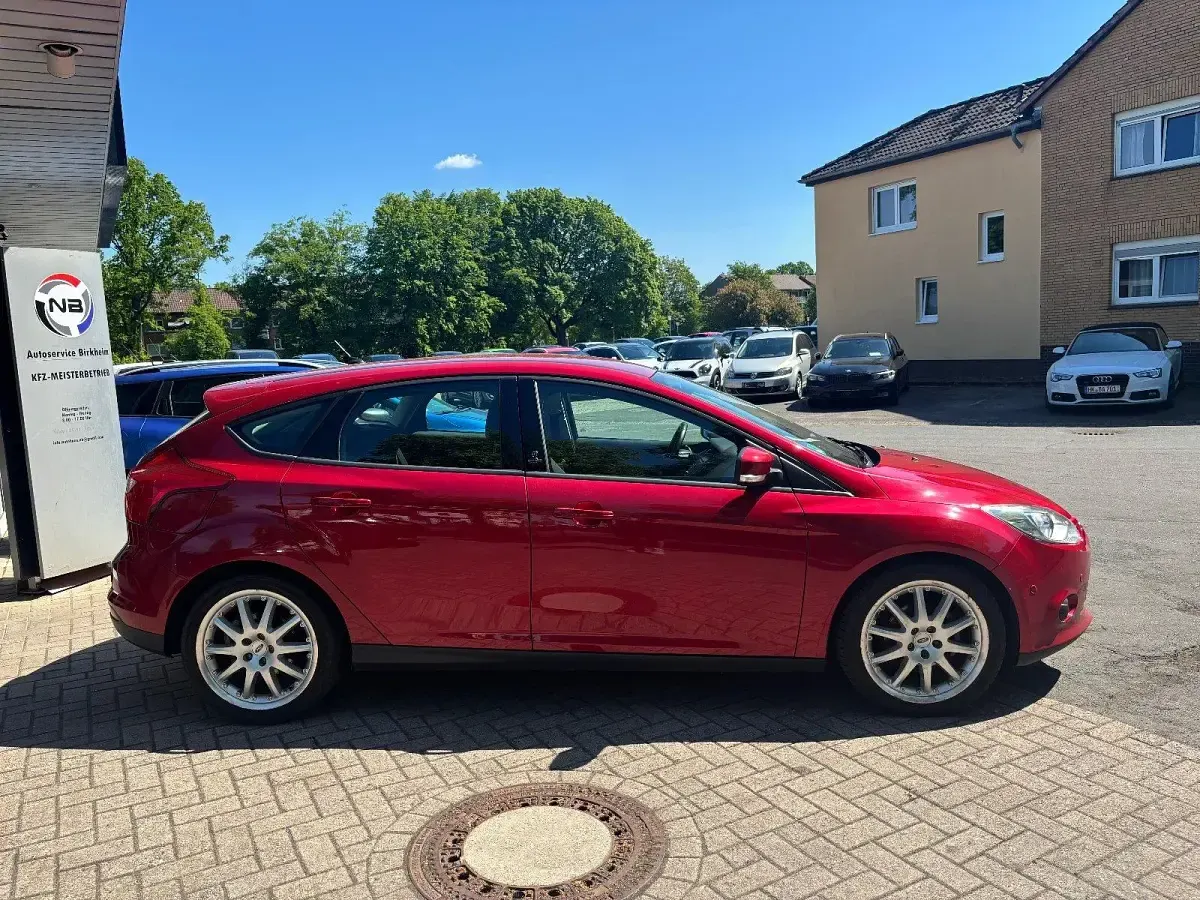 Gebraucht Ford Focus Champions Edition 101 PS (74 kW) 2013 Rot Limousine