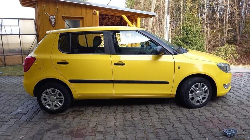 Gebraucht Skoda Fabia Active 69 PS (50 kW) 2012 Gelb Kleinwagen