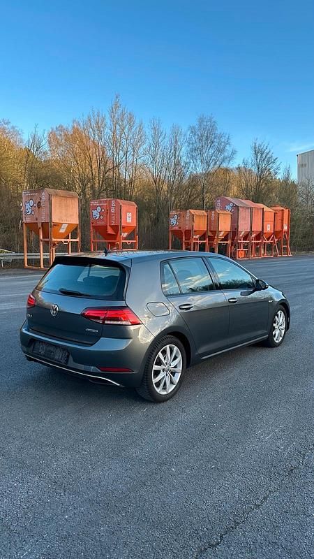 Gebraucht VW Golf VII 131 PS (96 kW) 2019 Grau Kleinwagen