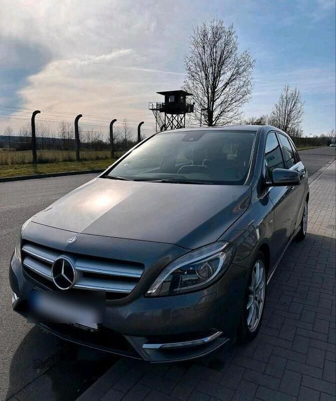 Grau Gebraucht 2012 Mercedes B200 Van / Kleinbus | 12.600 € - Bild 1/4