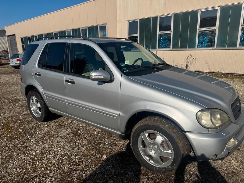 Gebraucht Mercedes ML270 163 PS (119 kW) 2003 Silber SUV