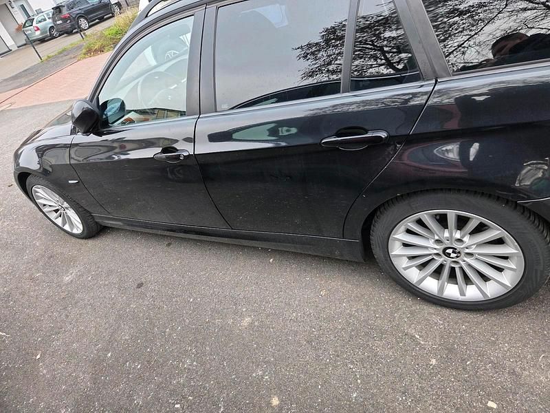 Gebraucht BMW 318 143 PS (105 kW) 2008 Schwarz Kombi