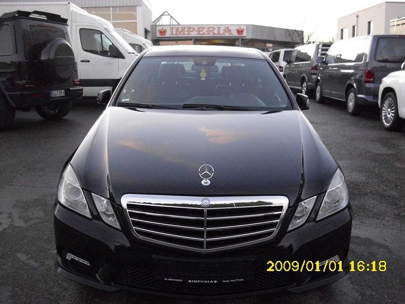 Schwarz Gebraucht 2011 Mercedes E300 AMG line Limousine | 9.999 € (Etwas zu teuer) - Bild 1/4