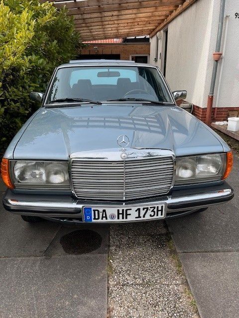 Blau Gebraucht 1981 Mercedes E230 Limousine | 9.000 € - Bild 1/4