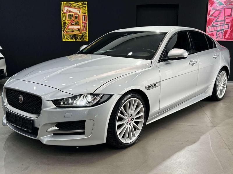Silber Gebraucht 2018 Jaguar XE R-Sport Limousine | 16.450 € (Superpreis) - Bild 1/4
