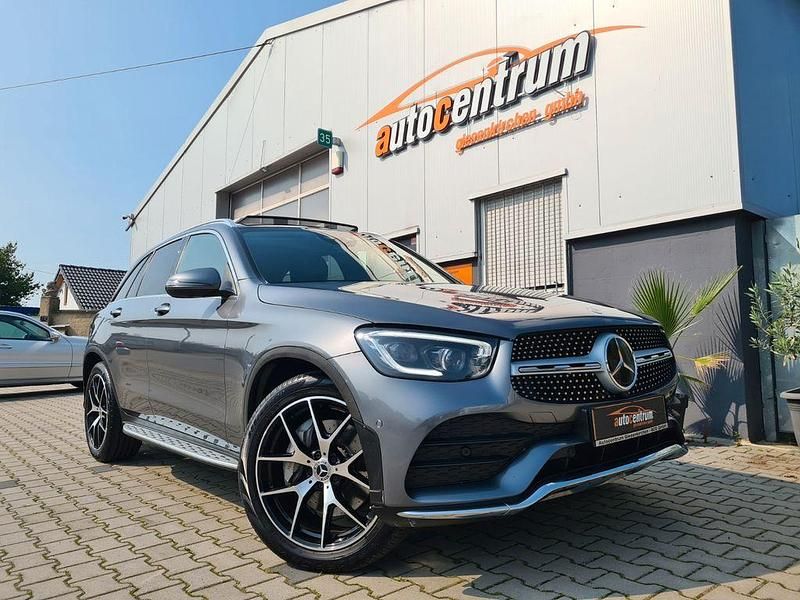 Grau Gebraucht 2021 Mercedes GLC300 AMG SUV | 44.990 € (Teuer) - Bild 1/4