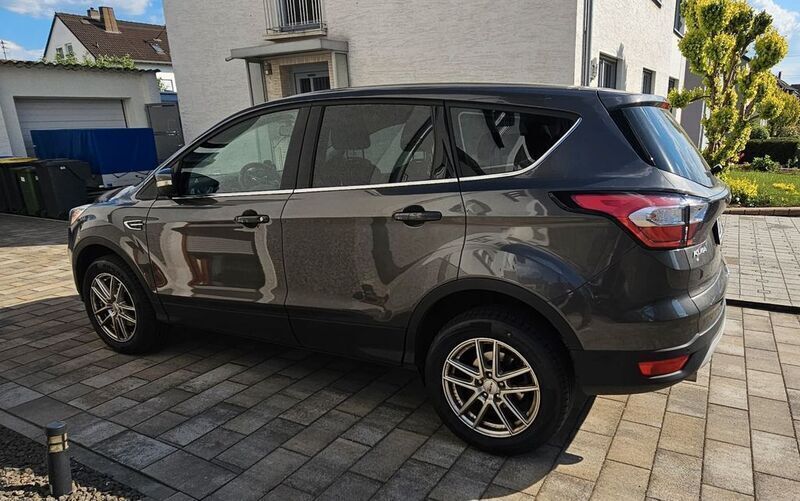 Andere außenfarben Gebraucht 2017 Ford Kuga Trend SUV | 12.900 € (Guter Preis) - Bild 1/4