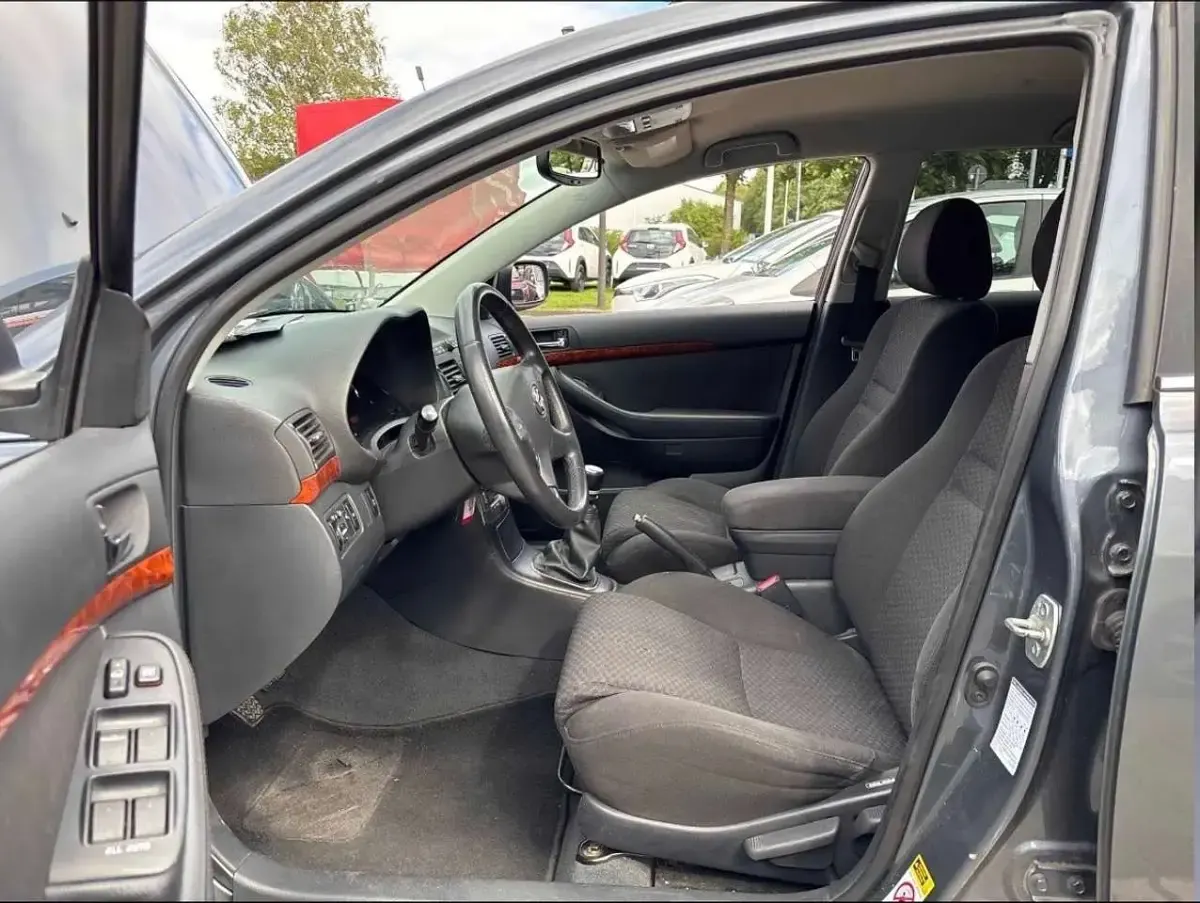 Gebraucht Toyota Avensis Executive 177 PS (130 kW) 2005 Dark grey mica metallic Kombi