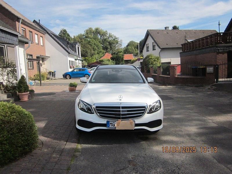 Weiß Gebraucht 2018 Mercedes E220 Kombi | 24.990 € (Fairer Preis) - Bild 1/4