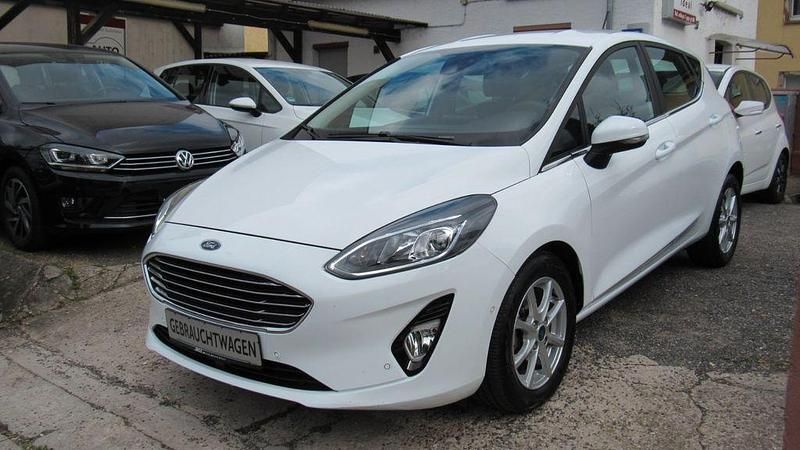 Weiß Gebraucht 2021 Ford Fiesta Titanium Kleinwagen | 16.700 € (Fairer Preis) - Bild 1/4