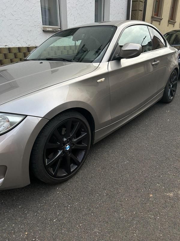 Braun Gebraucht 2011 BMW 120 Coupé Coupé | 8.900 € (Fairer Preis) - Bild 1/4