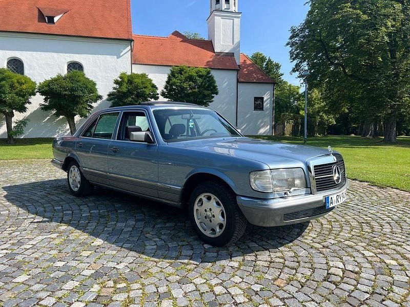 Blau Gebraucht 1985 Mercedes E280 Limousine | 7.250 € - Bild 1/4