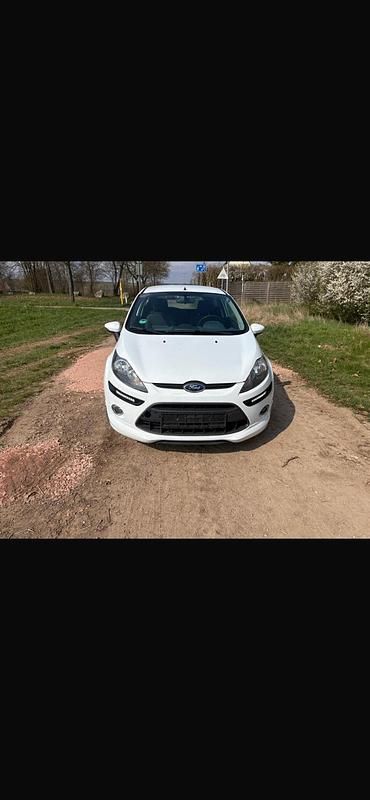 Gebraucht Ford Fiesta 82 PS (60 kW) 2011 Weiß Kleinwagen