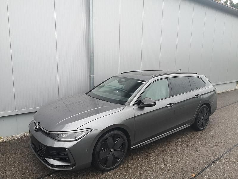 Reefblau metallic Neu 2025 VW Passat R-line Kombi | 50.790 € (Superpreis) - Bild 1/4