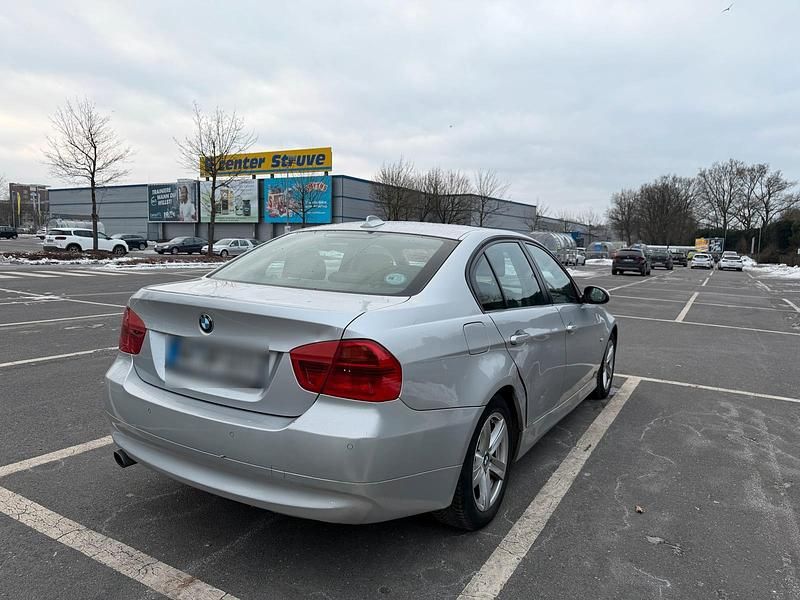 Gebraucht BMW 318 143 PS (105 kW) 2008 Silber Limousine