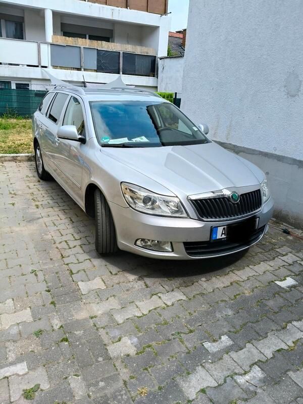 Grau Gebraucht 2012 Skoda Octavia Kombi | 5.800 € (Guter Preis) - Bild 1/4