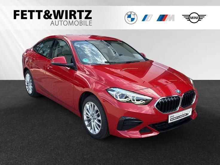 Melbourne rot metallic Gebraucht 2024 BMW 218 Sport Line Limousine | 28.480 € (Fairer Preis) - Bild 1/3
