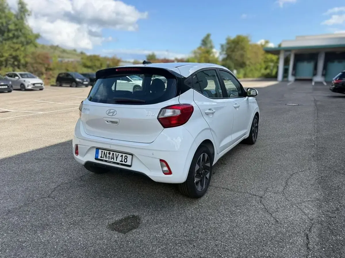 Gebraucht Hyundai i10 Trend 63 PS (46 kW) 2025 Atlas white / sol Kleinwagen
