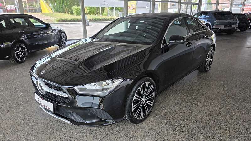 Nachtschwarz Gebraucht 2021 Mercedes CLA180 Limousine | 21.900 € (Fairer Preis) - Bild 1/4