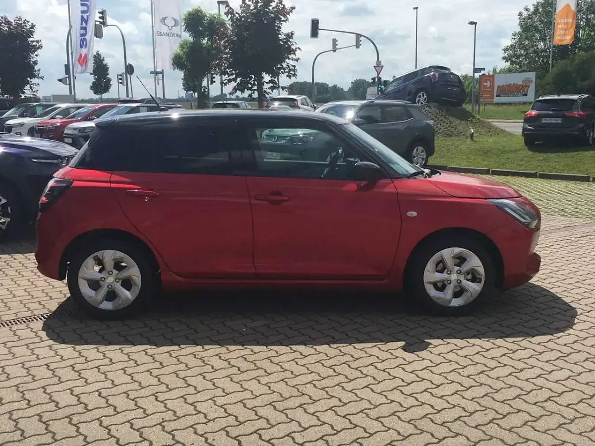 Neu Suzuki Swift Comfort 82 PS (60 kW) 2026 Burning red/super black pearl Kleinwagen