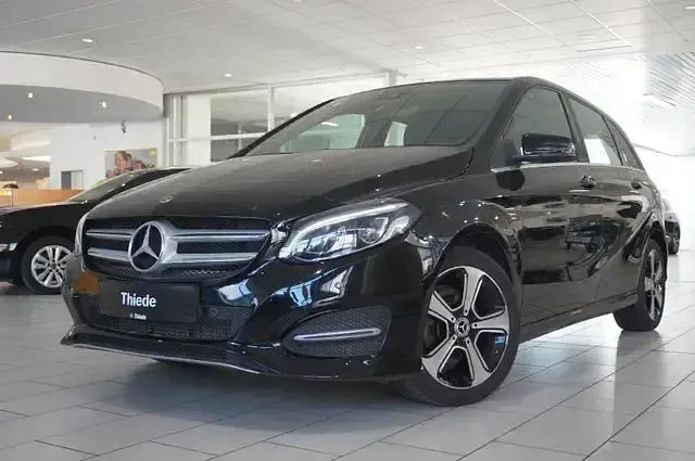 Gebraucht Mercedes B200 Urban 156 PS (114 kW) 2017 Nachtschwarz Kleinwagen