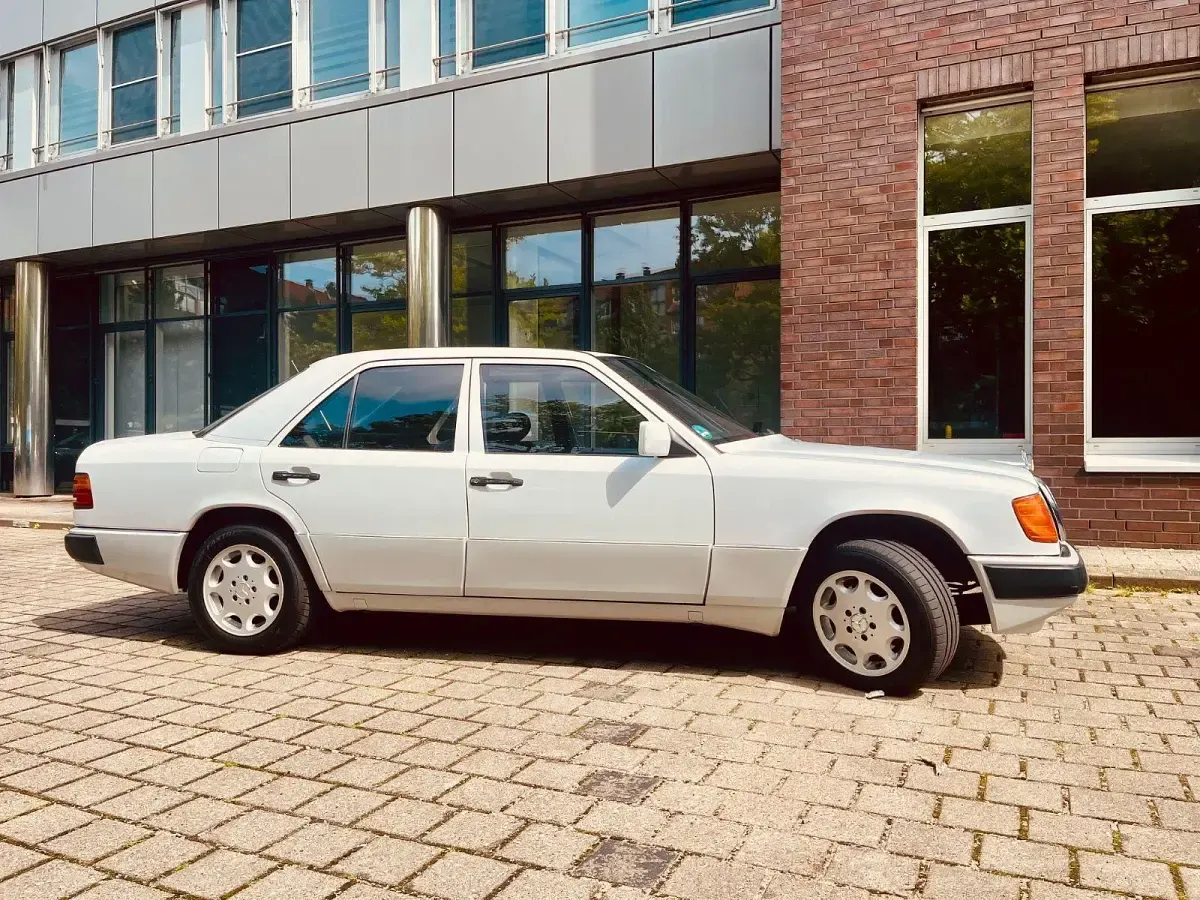 Gebraucht Mercedes 230 132 PS (97 kW) 1992 Weiß Limousine