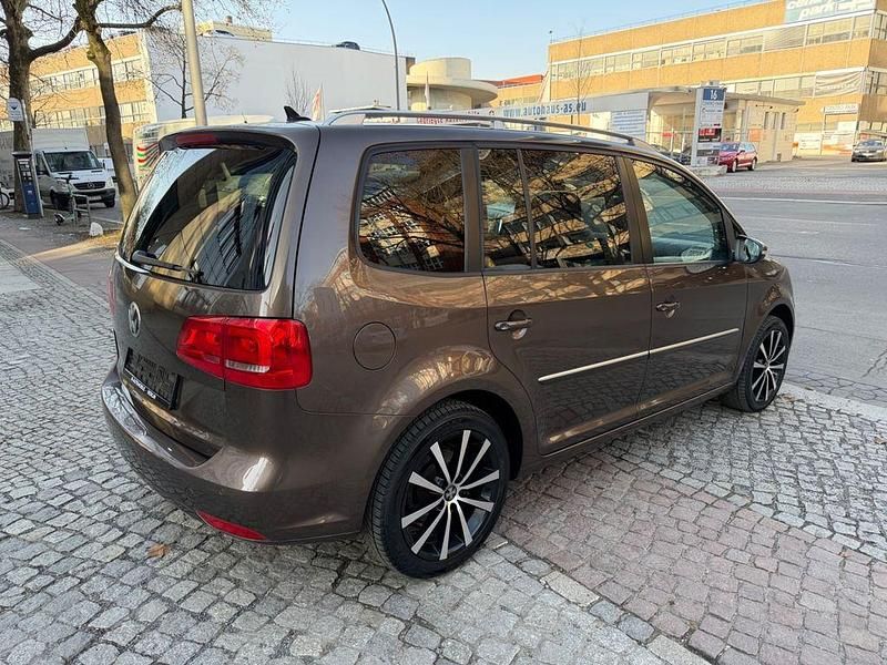 Gebraucht VW Touran Highline 177 PS (130 kW) 2015 Braun Van / Kleinbus