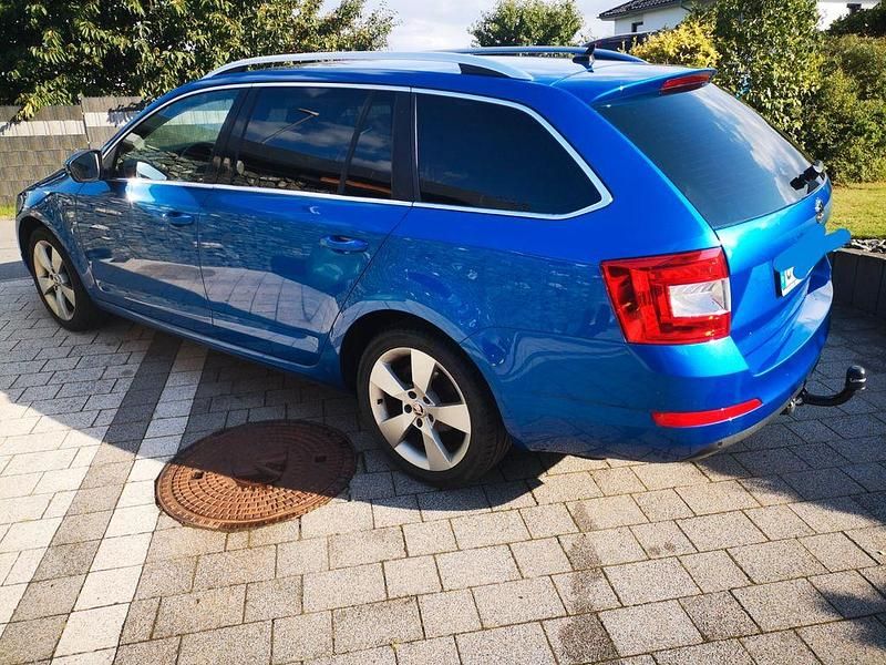 Gebraucht Skoda Octavia Ambition 140 PS (102 kW) 2014 Blau Kleinwagen