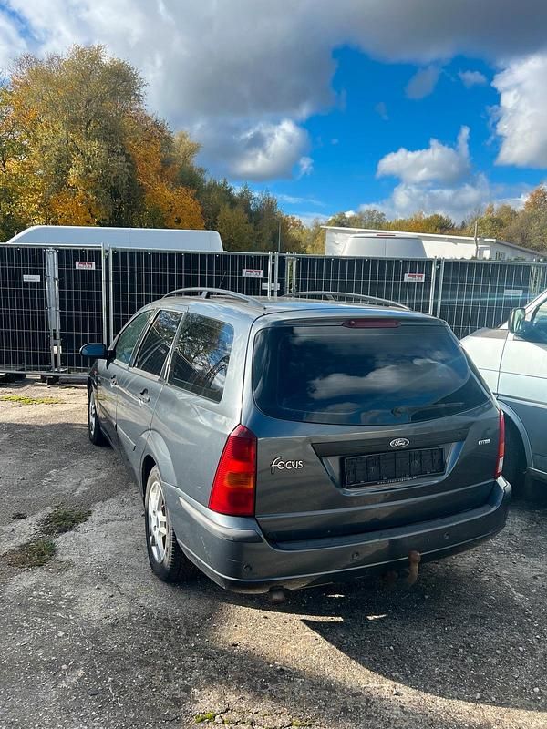 Grau Gebraucht 2003 Ford Focus Kombi | 750 € (Guter Preis) - Bild 1/2