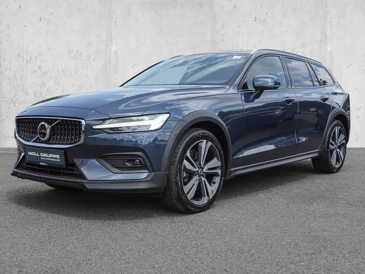 Gebraucht Volvo V60 CC Ultimate 197 PS (144 kW) 2024 Denim blue / metallic Kombi