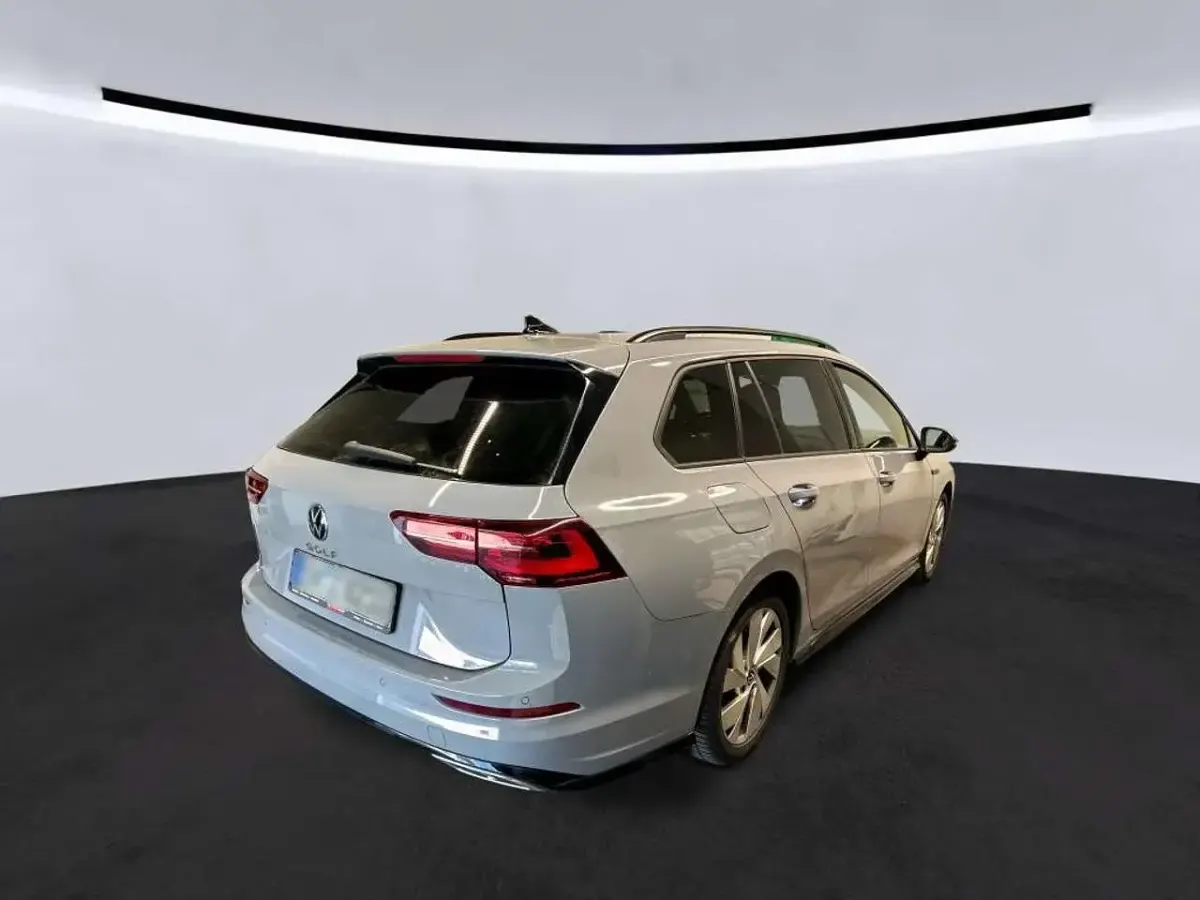Gebraucht VW Golf VIII R-line 150 PS (110 kW) 2023 Mondsteingrau Kombi
