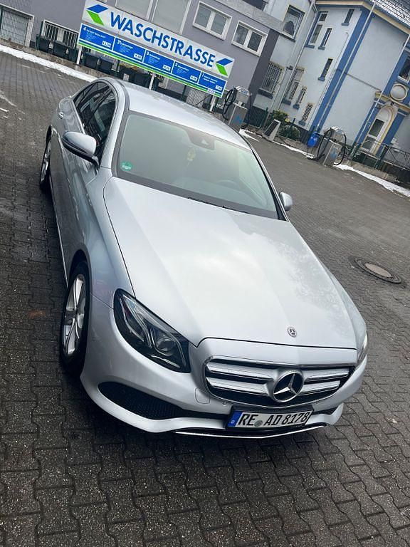 Silber Gebraucht 2017 Mercedes E200 Avantgarde Limousine | 17.700 € (Fairer Preis) - Bild 1/4