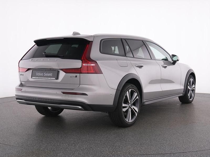 Gebraucht Volvo V60 CC Plus 197 PS (144 kW) 2023 Silber silver dawn / metallic Kombi