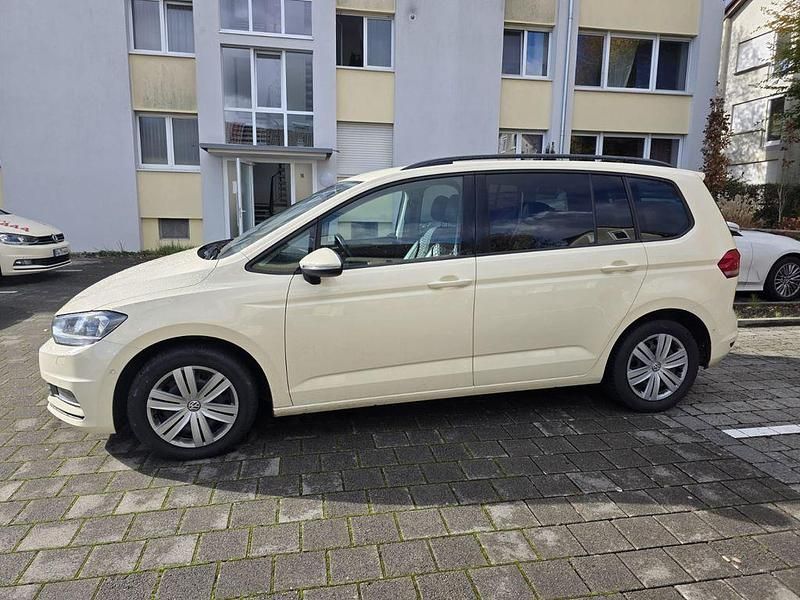 Beige Gebraucht 2018 VW Touran Van / Kleinbus | 7.600 € - Bild 1/4