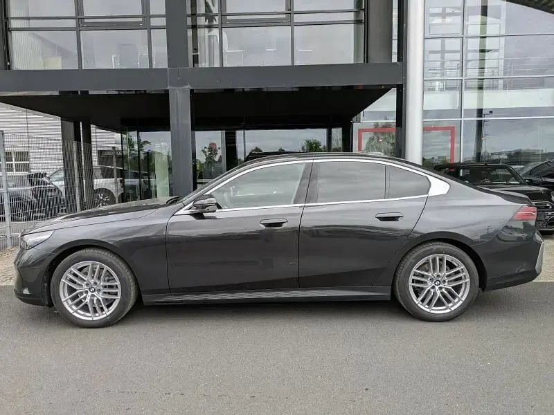 Gebraucht BMW 520 Sport Line 197 PS (144 kW) 2024 Grau Limousine