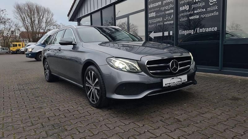 Grau Gebraucht 2020 Mercedes E300 Avantgarde Limousine | 23.490 € (Superpreis) - Bild 1/4