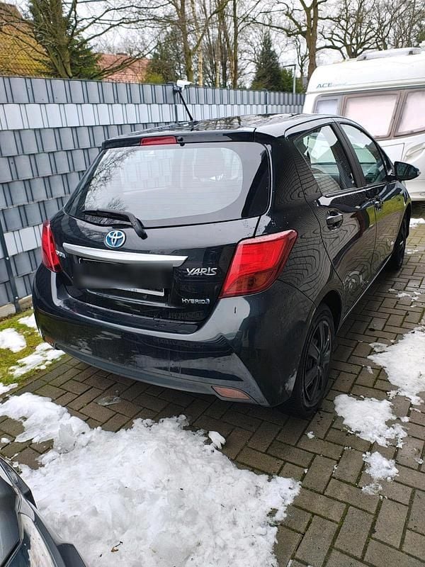 Gebraucht Toyota Yaris Hybrid 75 PS (55 kW) 2017 Schwarz Kleinwagen