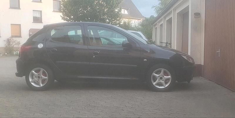 Schwarz Gebraucht 2005 Peugeot 206 Limousine | 1.050 € (Fairer Preis) - Bild 1/4
