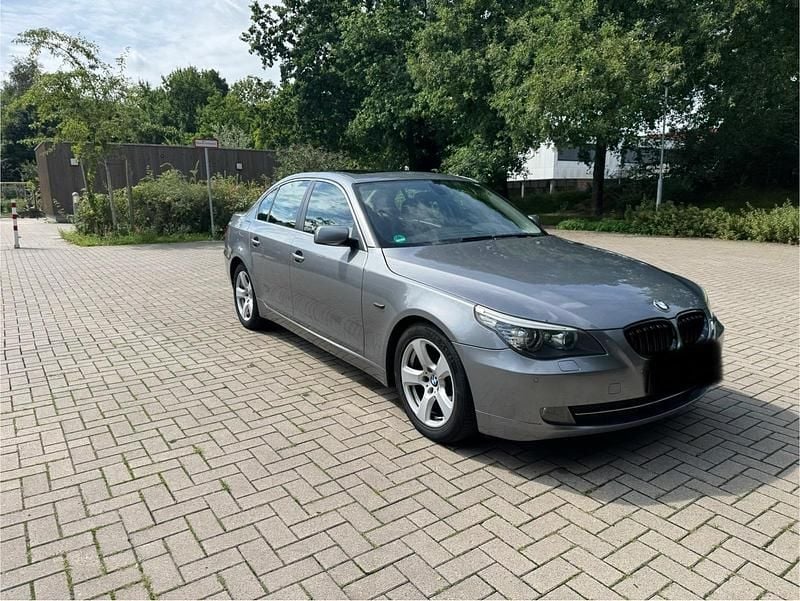 Silber Gebraucht 2007 BMW 525 Sport Line Limousine | 7.499 € - Bild 1/4