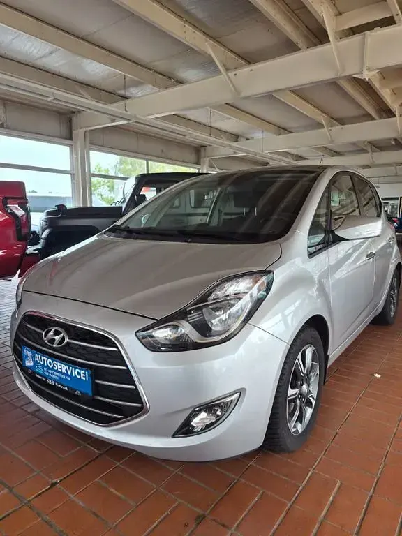 Gebraucht Hyundai ix20 Style 125 PS (91 kW) 2016 Silber Kleinwagen