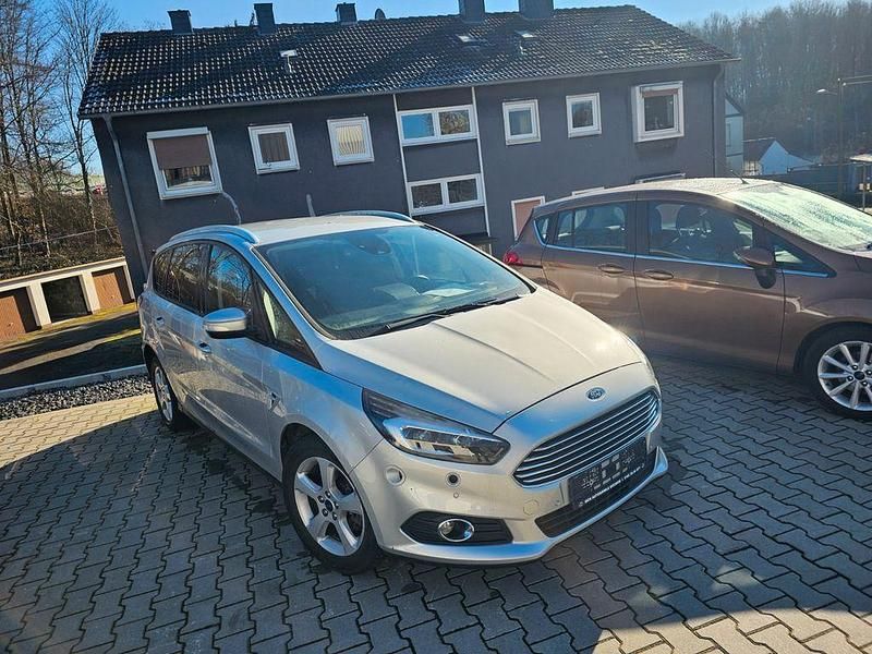 Gebraucht Ford S-MAX Titanium 190 PS (139 kW) 2019 Grau Van / Kleinbus