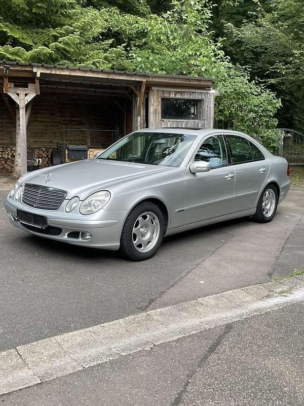 Grau Gebraucht 2004 Mercedes E200 Classic Limousine | 5.900 € (Fairer Preis) - Bild 1/4
