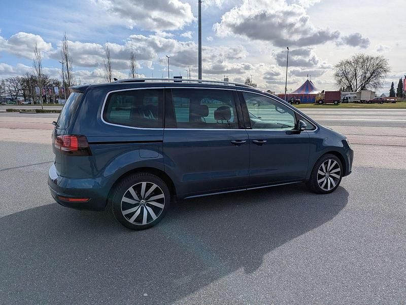 Gebraucht VW Sharan 184 PS (135 kW) 2016 Blau Van / Kleinbus