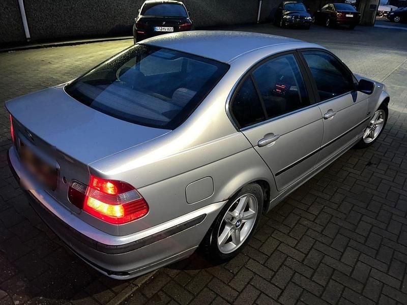 Gebraucht BMW 323 Basis 170 PS (125 kW) 1998 Silber Limousine