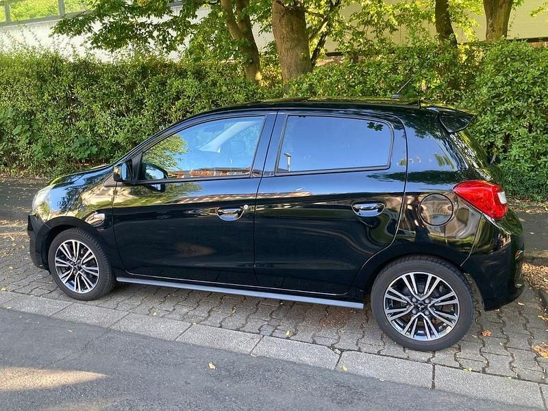 Grau Gebraucht 2018 Mitsubishi Space Star Edition+ Limousine | 6.500 € (Guter Preis) - Bild 1/4