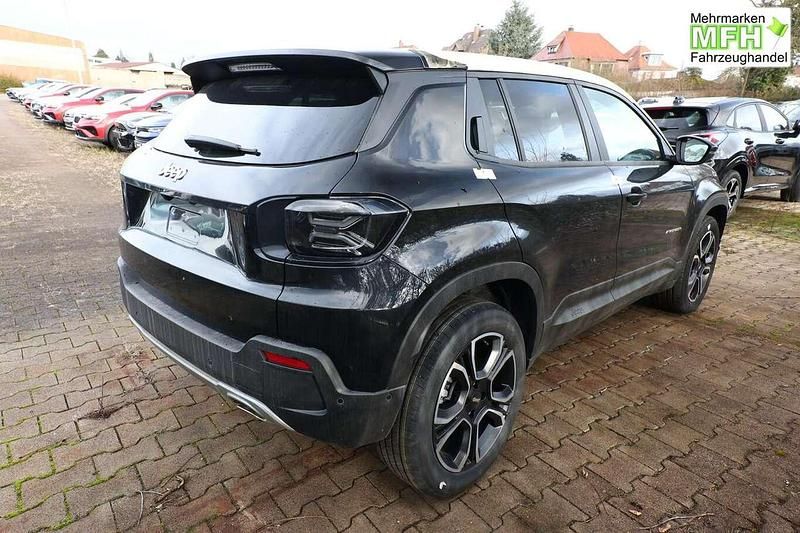 Neu Jeep Avenger Summit 110 PS (80 kW) 2025 Volcano black SUV
