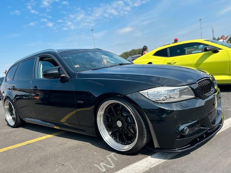 Schwarz Gebraucht 2011 BMW 330 M Sport Kombi | 10.000 € (Fairer Preis) - Bild 1/4