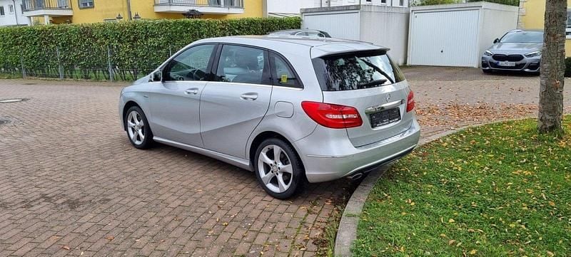 Silber Gebraucht 2012 Mercedes B180 Van / Kleinbus | 9.950 € (Guter Preis) - Bild 1/4