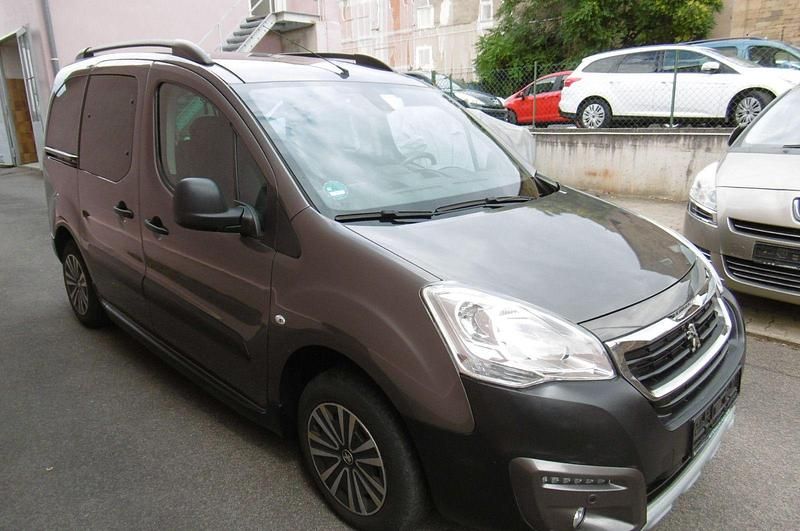 Gebraucht Peugeot TePee 110 PS (80 kW) 2018 Grau Kombi