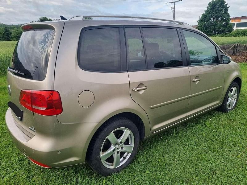 Beige Gebraucht 2014 VW Touran Life Van / Kleinbus | 6.999 € (Etwas zu teuer) - Bild 1/4